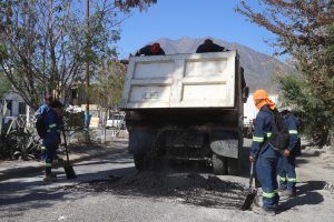 Reparan calles de García con programa permanente